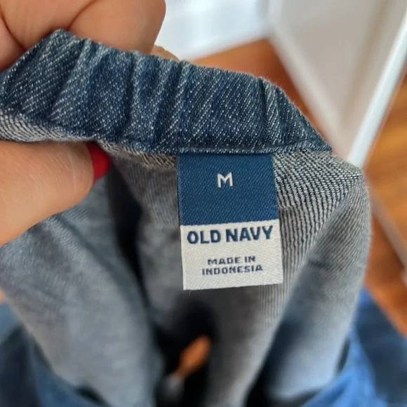 Old Navy Denim Long Sleeve Top with Elasticized Shoulders - NWT - Size M - Picture 11 of 12